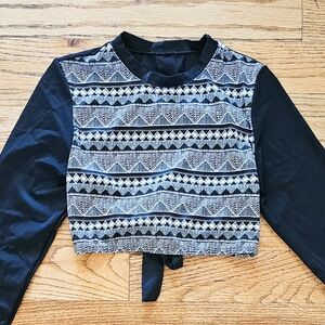 Rash Guard Size M Cropped Black and White Geometric Pattern Excellent Condition